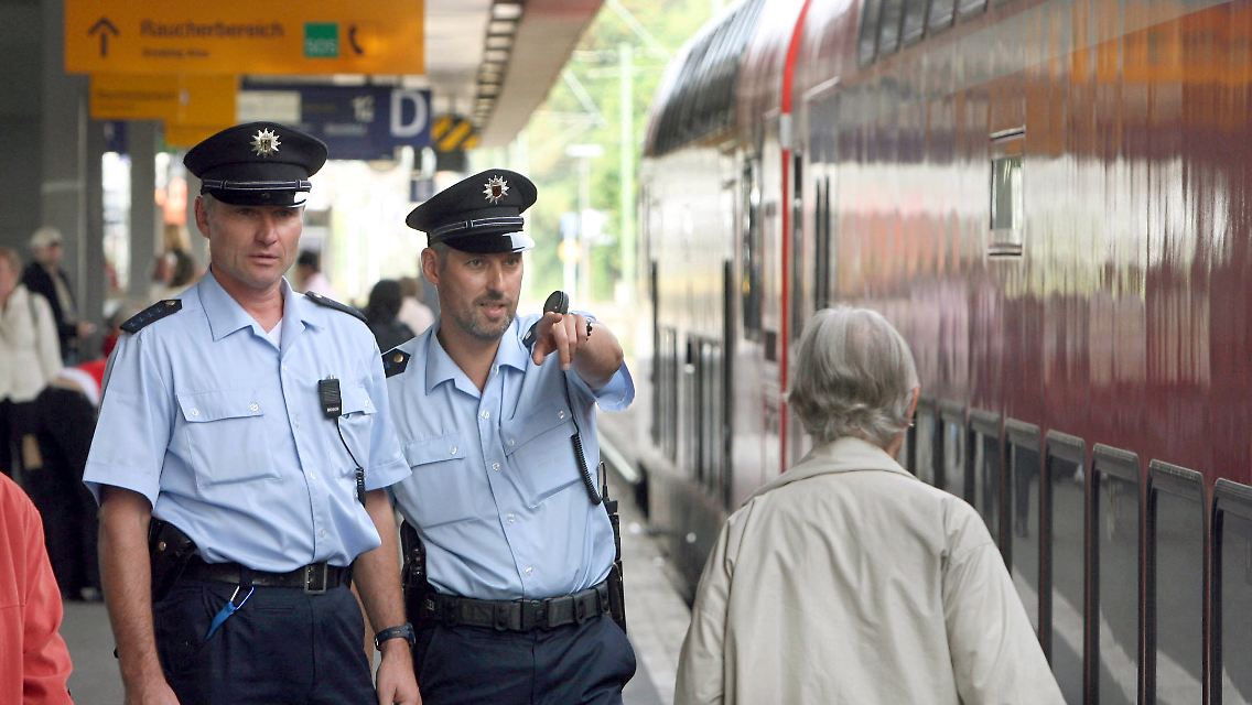 Nicht mehr der Normalfall? Bundespolizisten auf einem Bahnsteig in Hannover.