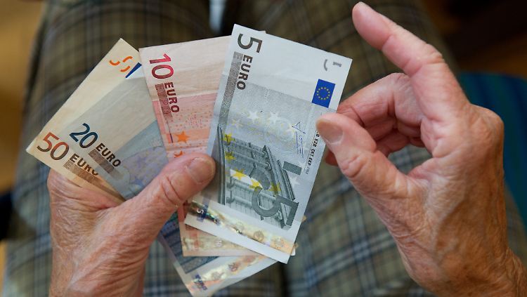 Die Betroffenen bekommen nach 40 Jahren Arbeit lediglich zehn bis 15 Euro mehr als die Sozialhilfe.