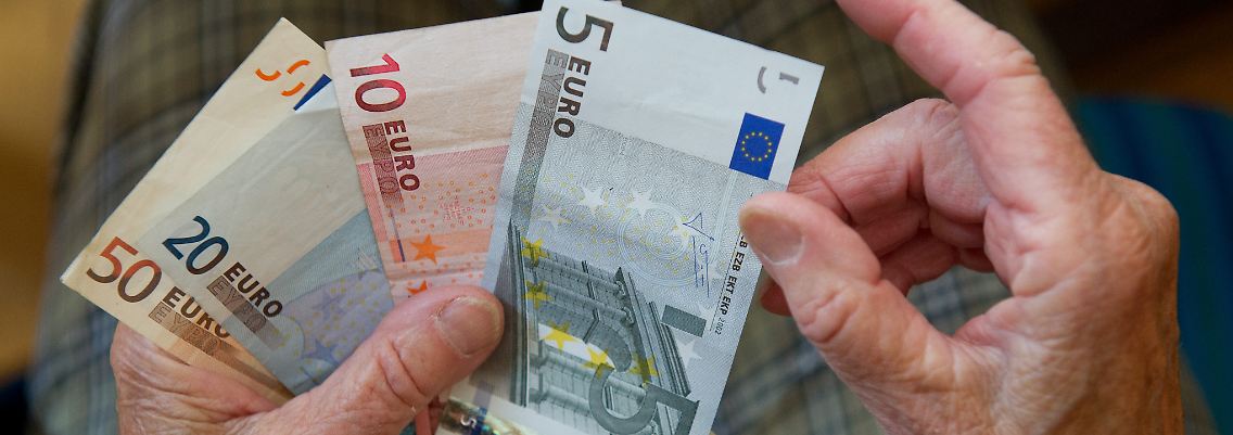 Die Betroffenen bekommen nach 40 Jahren Arbeit lediglich zehn bis 15 Euro mehr als die Sozialhilfe.