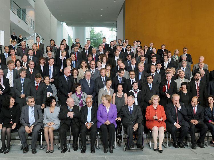 Da herrschte noch kein Mangel: Teilnehmer der Islamkonferenz im Juni 2009 im Bundeskanzleramt.