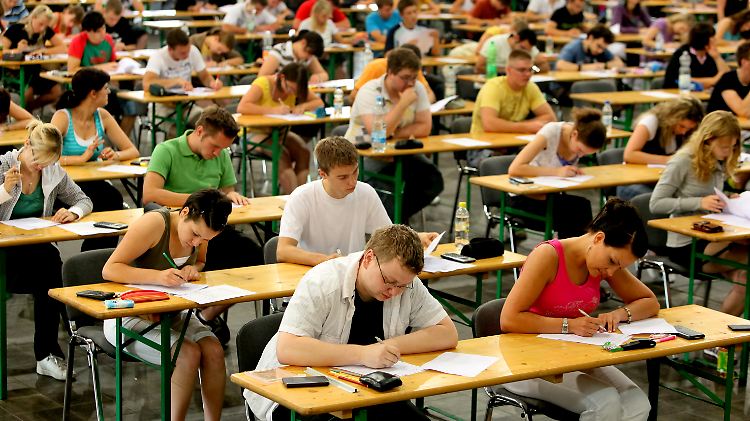 Studenten bei einer Klausur: Die meisten von ihnen werden ihr Studium mit "gut" oder "sehr gut" abschließen. Wie aussagekräftig sind die Noten?