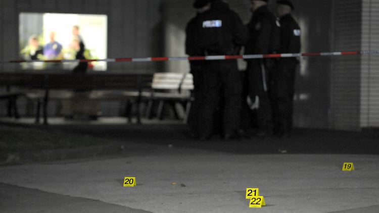 Spurensicherung am Tatort: Die Polizei sucht noch immer nach den Hintergründen des Verbrechens.