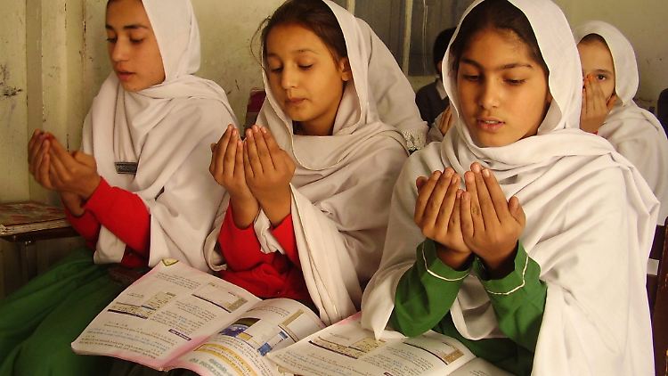 Am Malala-Tag: Pakistanische Schülerinnen beten für Malala.