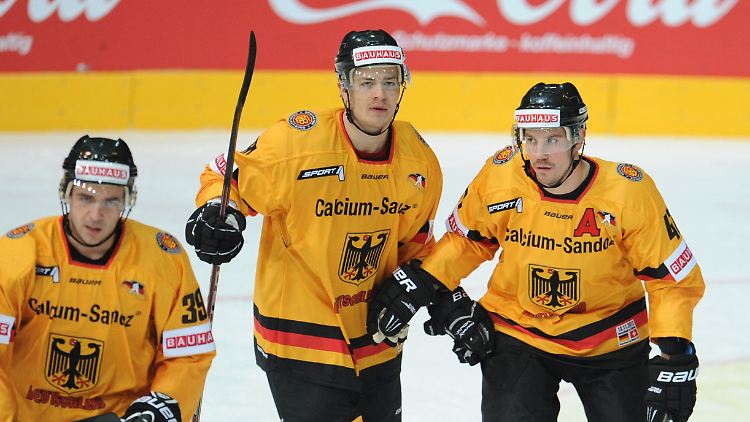 Deutschlands Thomas Greilinger (l-r), Moritz Müller und Torschütze Christoph Ullmann freuen sich über das 1:0.