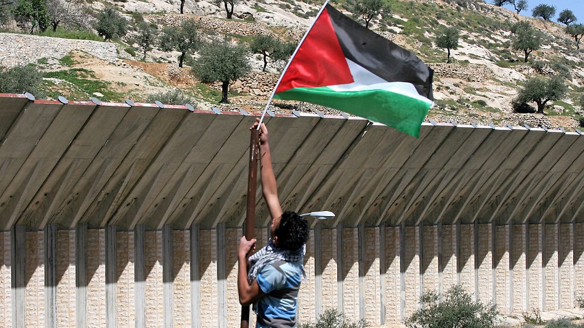 Ein Palästinenser protestiert gegen den Schutzzaun, den Israel im Westjordanland errichtet hat.