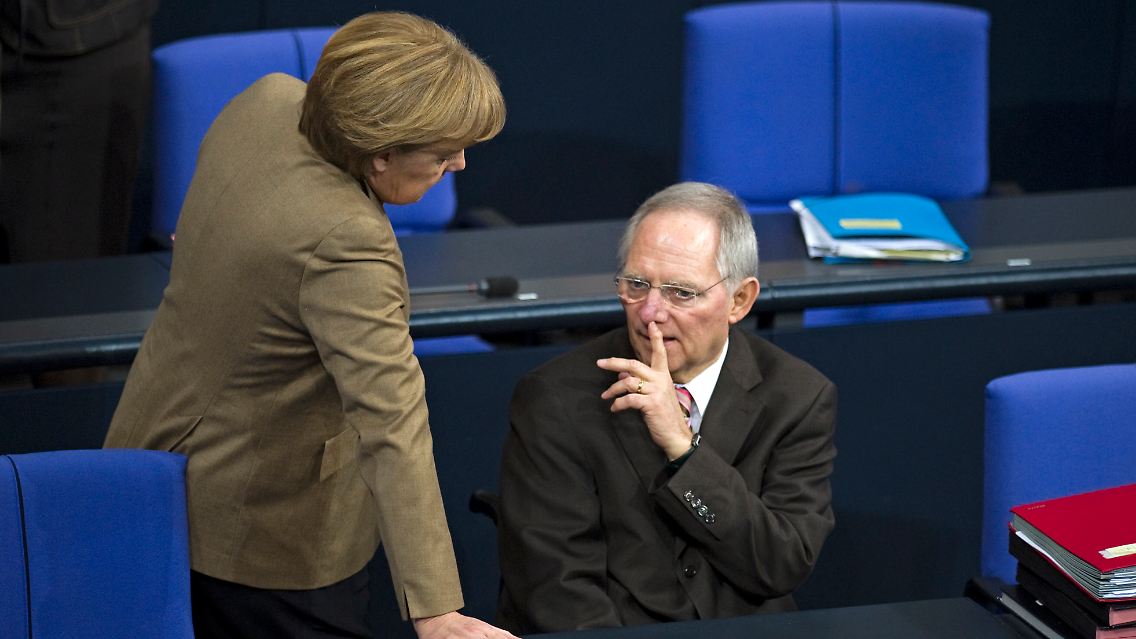 Zwischen Finanzminister Schäuble und seine Kanzlerin sollen in Sachen Euro-Fonds momentan vile Blätter Papier passen.