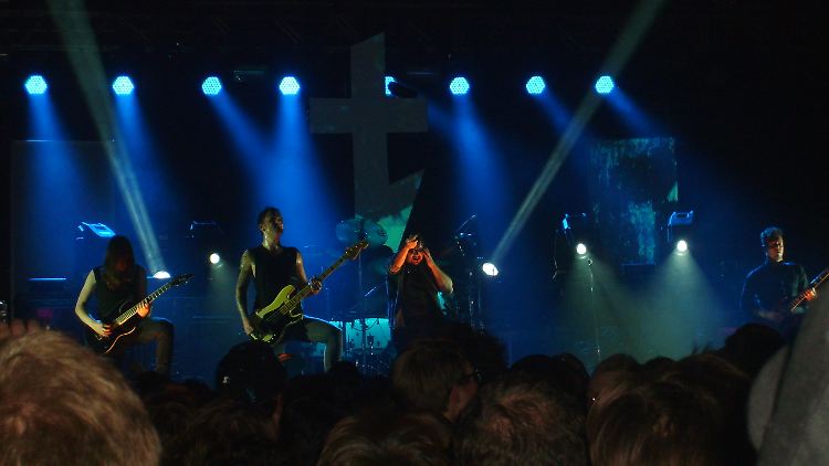 Die Band forderte sofort dazu auf, die Halle zu verlassen.