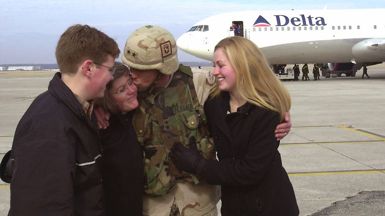 Da scheint die Welt noch in Ordnung: Petraeus mit seiner Familie im Februar 2004.
