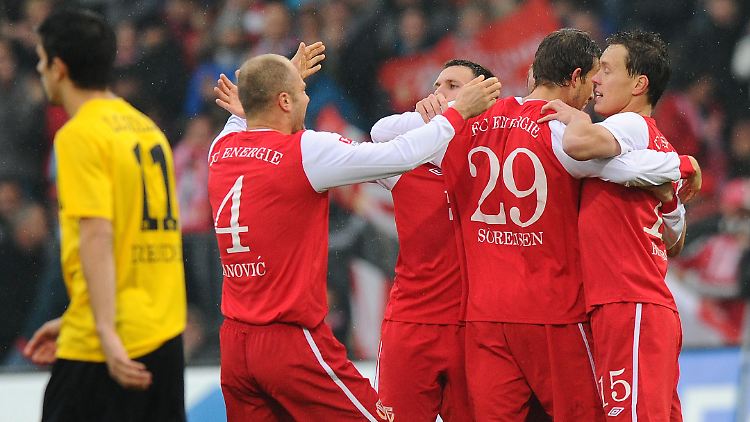 Zweimal bejubelte Cottbus ein Tor, keinmal die Gäste aus Dresden.