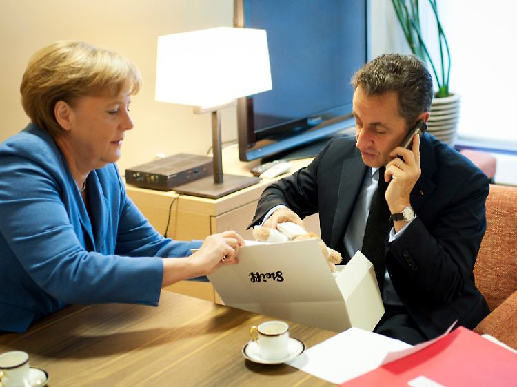 Repräsentativ für Qualitätsspielzeug aus Deutschland: Auf dem kurzen Dienstweg überreichte die Kanzlerin im Herbst 2011 Nicolas Sarkozy ein sorgsam ausgesuchtes Steiff-Produkt.