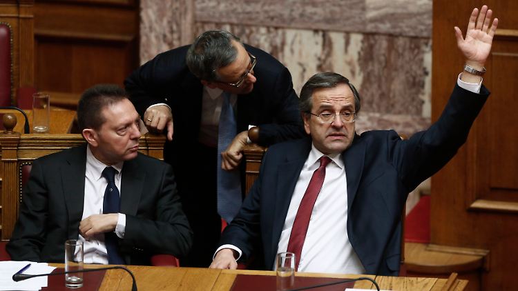 Kurz nach Mitternacht: Ministerpräsident Samaras stimmt unter den Augen von Finanzminister Stournaras (l.) per Handzeichen für den Haushaltsentwurf der Regierung.