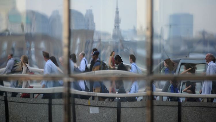 Morgens in der City: Angestellte auf dem Weg ins Büro.