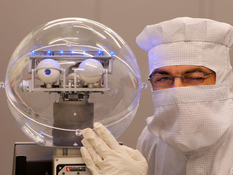 Der Roboter "I2D2s" überwacht bei Infineon das Raumklima in der Chipproduktion. Geht es nach dem Branchentrend, sollte er dieser Tage steigende Temperaturen messen.