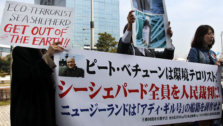 Nach Auffassung der japanischen Demonstranten sollten die "Öko-Terroristen" ganz von der Erde verschwinden.
