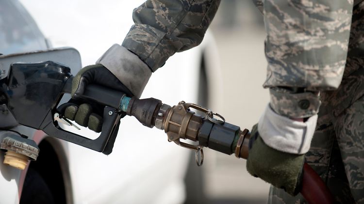 Acht Cent: Brent fällt, WTI steigt.