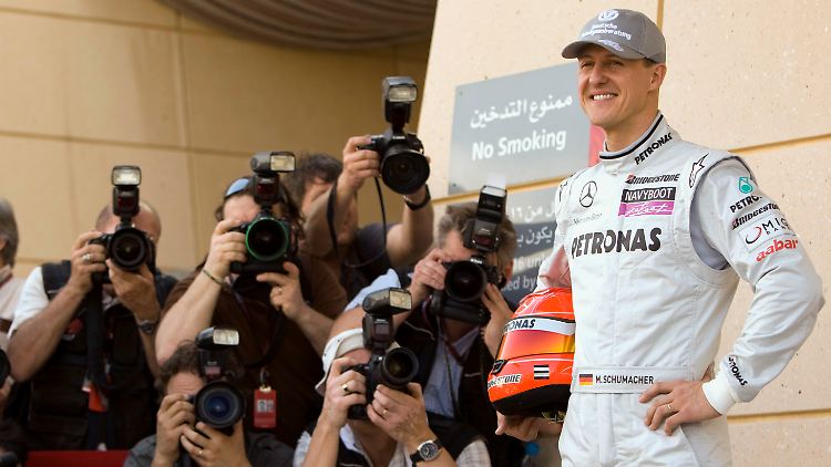 Hat er schon wieder sein Siegerlachen? Egal wo Michael Schumacher hingeht, die Journalistenmeute folgt ihm.
