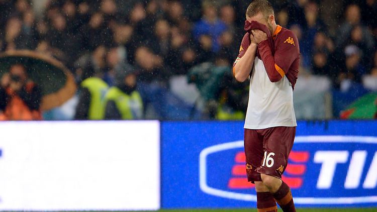 Untröstlich und doch selbst schuld: Daniele De Rossi  nach seinem Platzverweis.