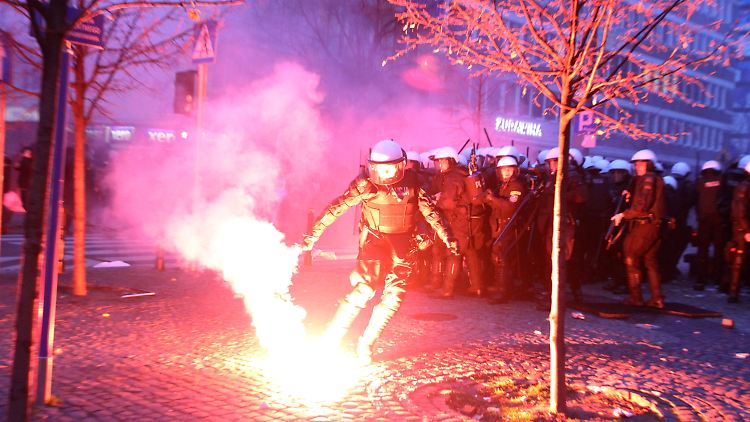 Bereits im vergangenen Jahr war es in Warschau am Unabhängigkeitstag zu heftigen Zusammenstößen gekommen.
