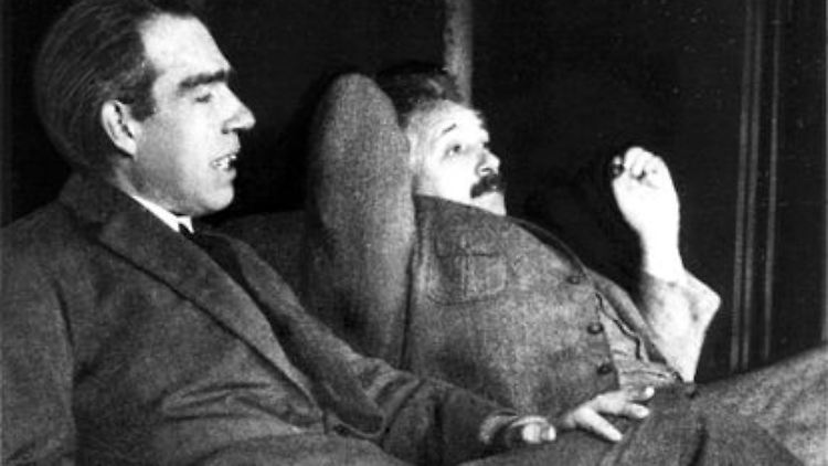 Die beiden Giganten der Physik ihrer Zeit: Niels Bohr mit seinem komplementären Gegenstück Albert Einstein Ende 1925.