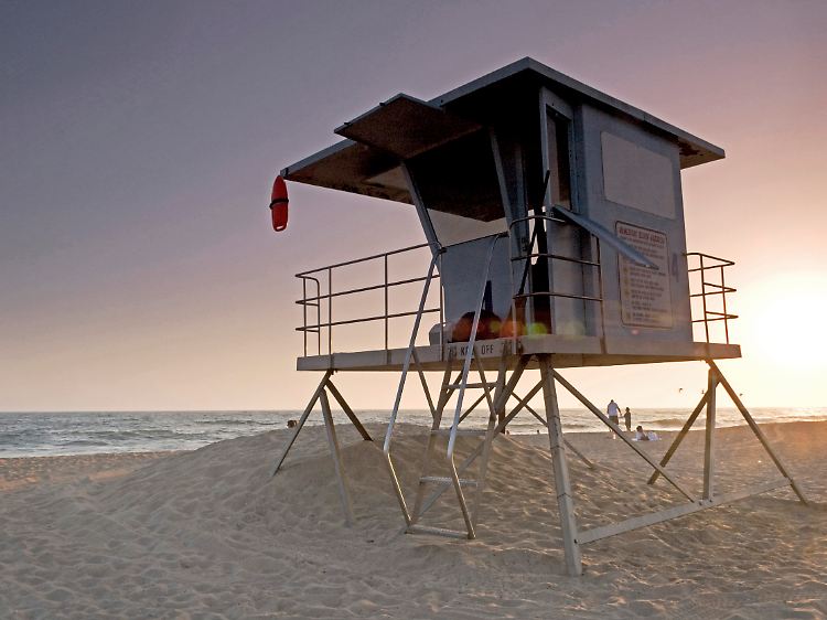 In Huntington Beach haben Rettungsschwimmer ein Auge auf die Surfer, an deren Kräften nicht nur die Wellen, sondern auch das kalte Pazifikwasser zehren.