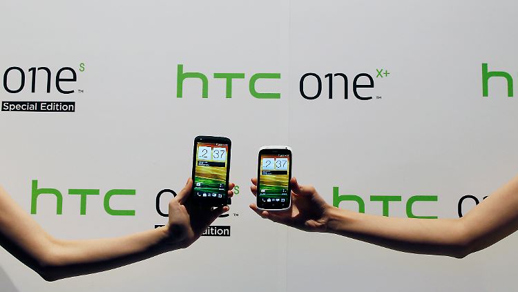 Zwei aktuelle HTC-Produkte: Links ein "One X+" und rechts ein "One S" (hier in einer Sonderedition).