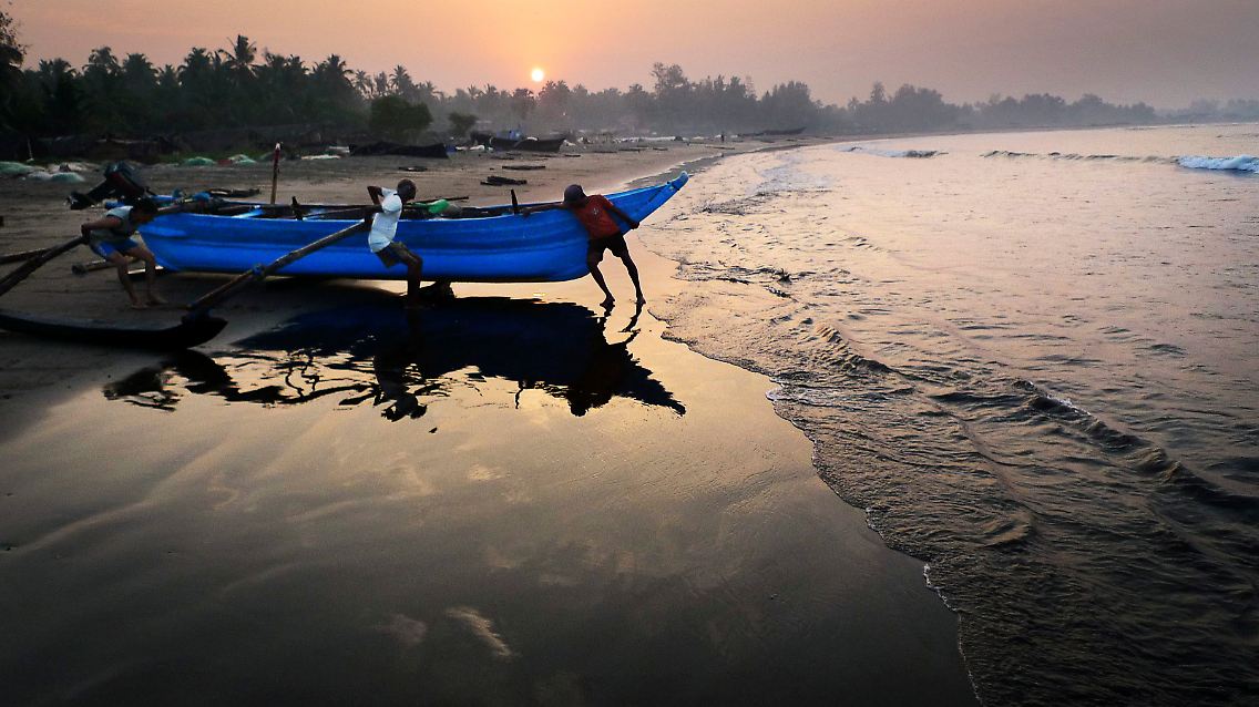 Fischer am Strand von Morjim in Nord-Goa: Die Einheimischen sind tolerant, aber manches geht ihnen doch zu weit.