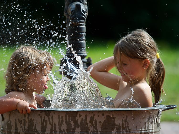 Draußen und im Sommer gelten wohl andere Regeln. Aber in der heimischen Badewanne muss das Wasser mindestens 41 Grad warm sein.