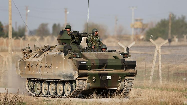 Ein türkischer Panzer patrouilliert an der Grenze.