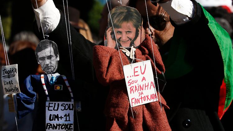 Premierminister Pedro Passos Coelho und Angela Merkel als Marionetten: Die Bundeskanzlerin ist in Portugal nicht überall willkommen.