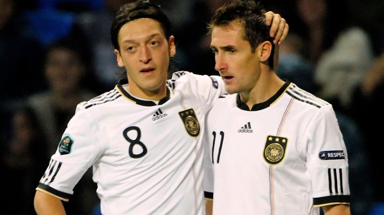 Am Wochenende noch fit, nun sagen sie ab: Mesut Özil und Miroslav Klose.