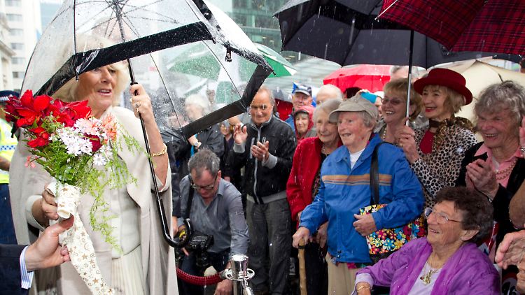 Auch im Regen schüttelt Camilla in Auckland Hände - sie trägt sogar ihren Schirm selbst.