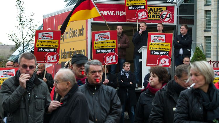 Extreme Formen eines weit verbreiteten Problems: Nazis in Sachsen. (vorn: Gegner der NPD-Kundgebung in Riesa am 3. November)