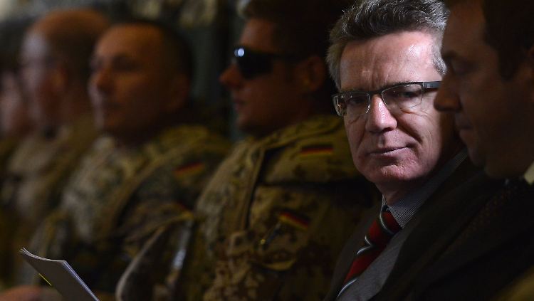 Innerhalb Afghanistans reiste de Maiizère mit einem Militärflugzeug weiter.