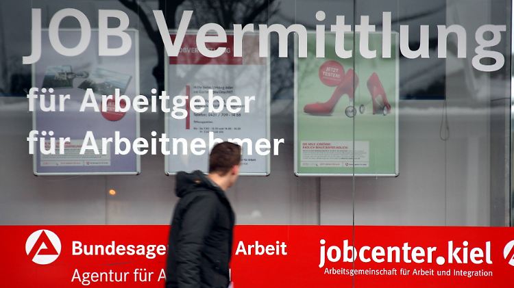 Die Kürzungen könnten rund 100 Jobcenter und bis zu 10.000 Mitarbeiter betreffen.