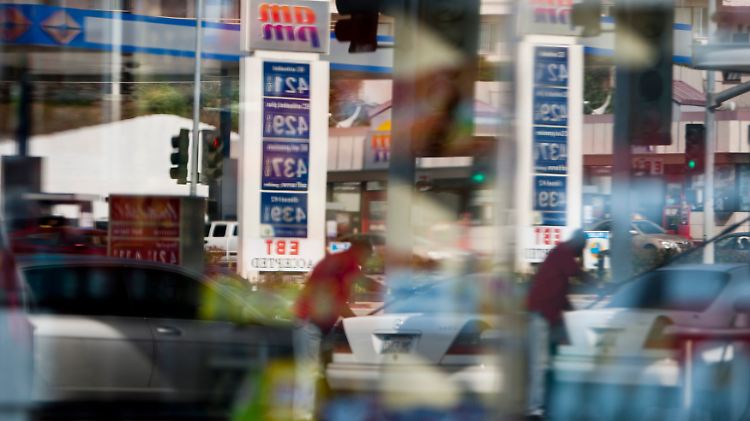 Eine Tankstelle spiegelt sich in einem Schaufenster in Los Angeles.