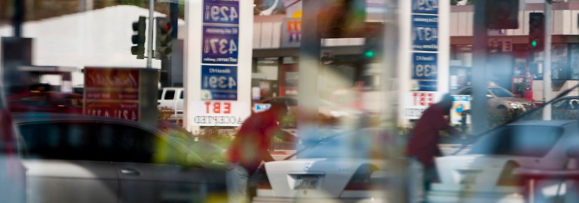 Eine Tankstelle spiegelt sich in einem Schaufenster in Los Angeles.