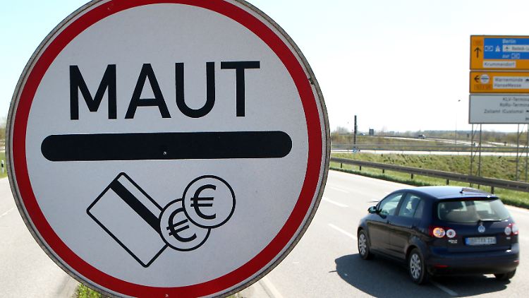 An einer Zufahrtstraße zum mautpflichtigen Warnowtunnel in Rostock.