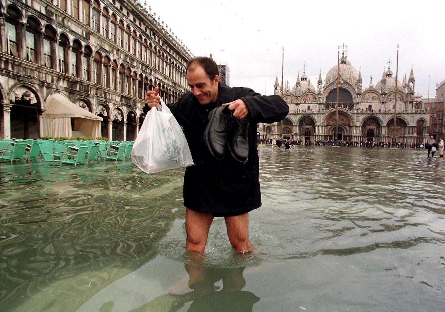 Immer dann, wenn bei besonders starker Flut und niedrigem Luftdruck der Scirocco-Wind das Wasser landeinwärts in die Lagune drückt, herrscht Hochwasser in Venedig - auch auf dem Markusplatz.