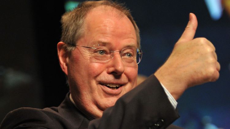 Gute Laune oder Ironie der Verzweiflung? Peer Steinbrück kann die Debatte um seine Nebeneinkünfte nicht abschütteln.
