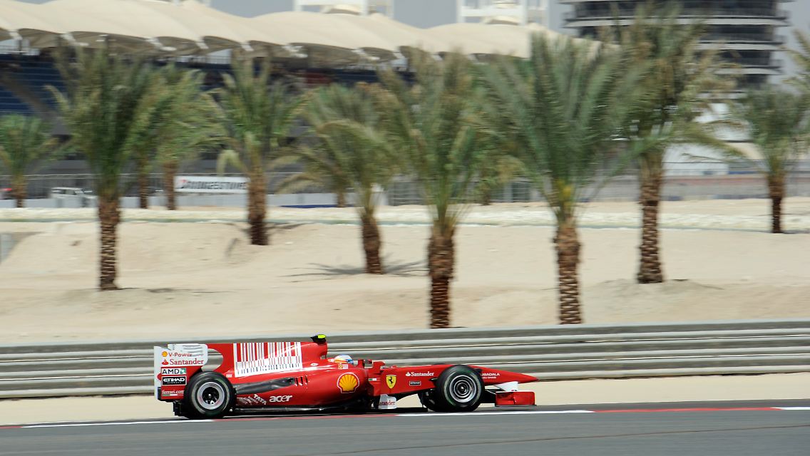 Palmen, Sonne, Autos: Alonso auf dem Wüstenkurs