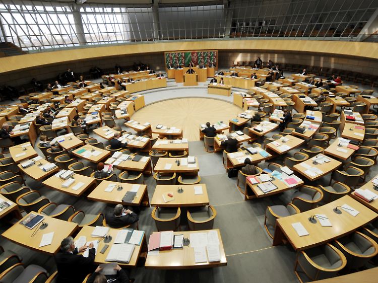 Möglicherweise müssen die Stühle im Düsseldorfer Landtag umgestellt werden.