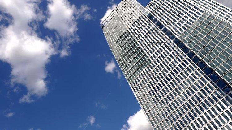 Geschlossene Fonds investieren typischerweise in Immobilien, Schiffe, Flugzeuge oder Unternehmensbeteiligungen.