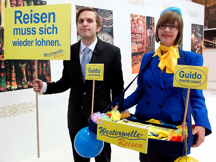 Für "Westerwelle-Reisen" werben Mitarbeiter des NDR-Fernsehmagazins extra3 auf der ITB in Berlin.