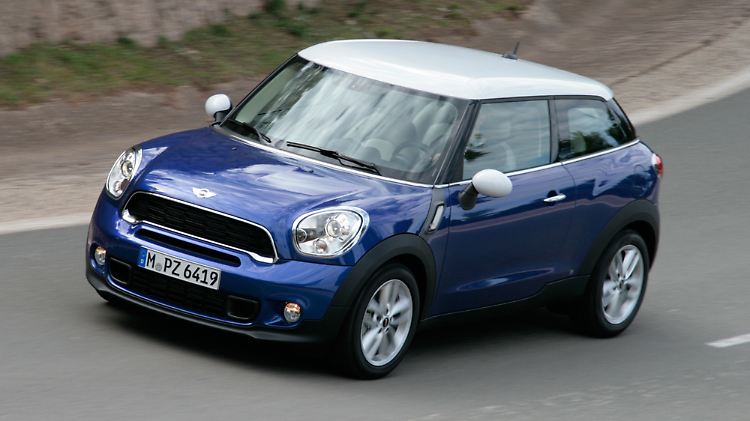 Serienmäßig gibt es beim Mini Paceman das um zehn Millimeter tiefer gelegte Sportfahrwerk.