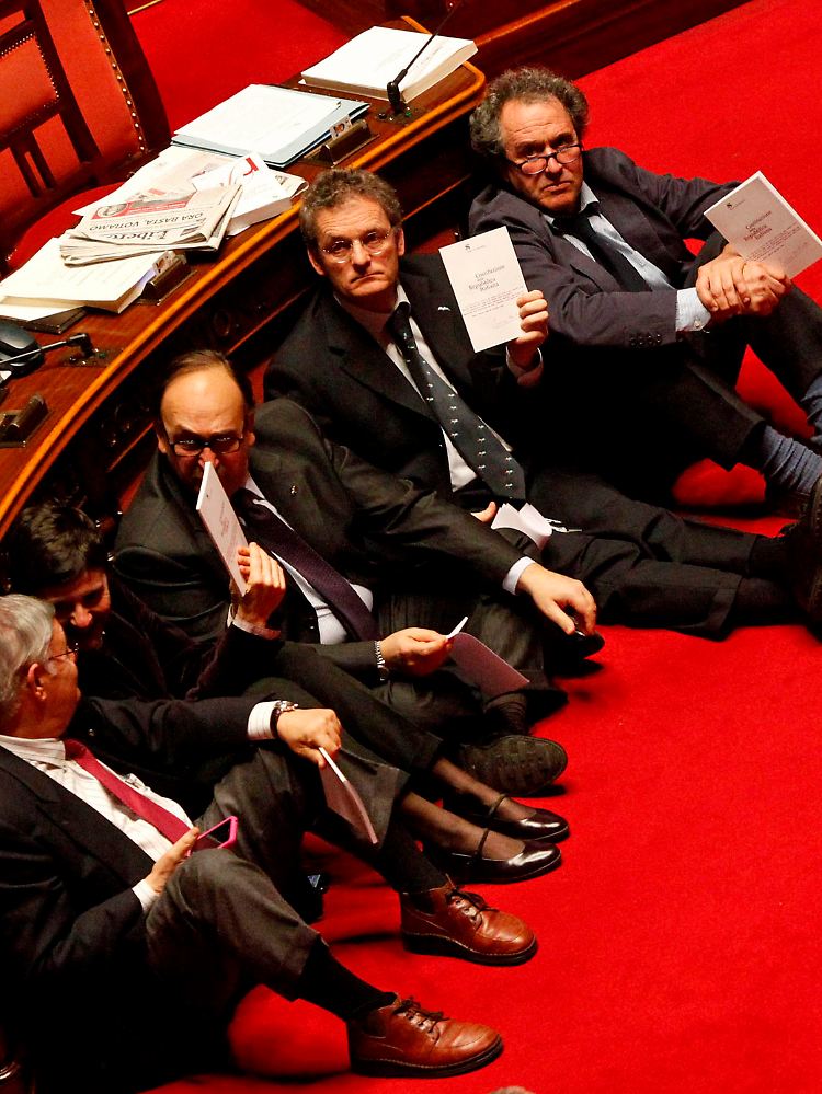 ... aber Berlusconi hat mal wieder ein Gesetz zu seinen Gunsten durchgeboxt - trotz eines Sit-in-Protestes im Parlament.