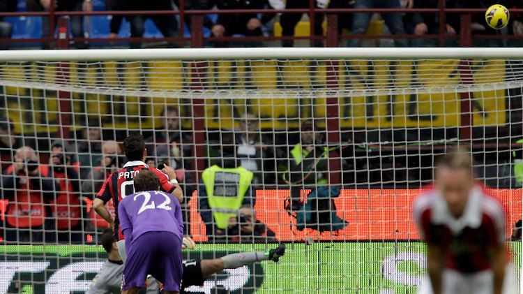 Drüber statt drin: Alexandre Pato beim Strafstoß gegen den AC Florenz.