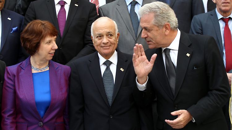 Die EU-Gesandte Catherine Ashton, der Generalsekretär der Arabischen Liga Nabil al-Arabi und der griechische Außenminister Dimitrios Avramopoulos beim Gruppenfoto.