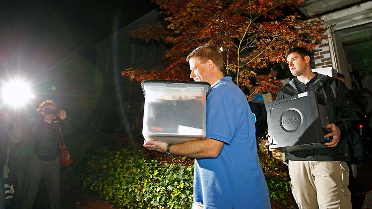 Männer tragen Kisten mit Material aus dem Haus der Ex-Geliebten.