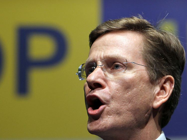 Westerwelle will seine Einladepraxis bei Auslandsreisen nicht ändern. Dies sei im Sinne Deutschlands.