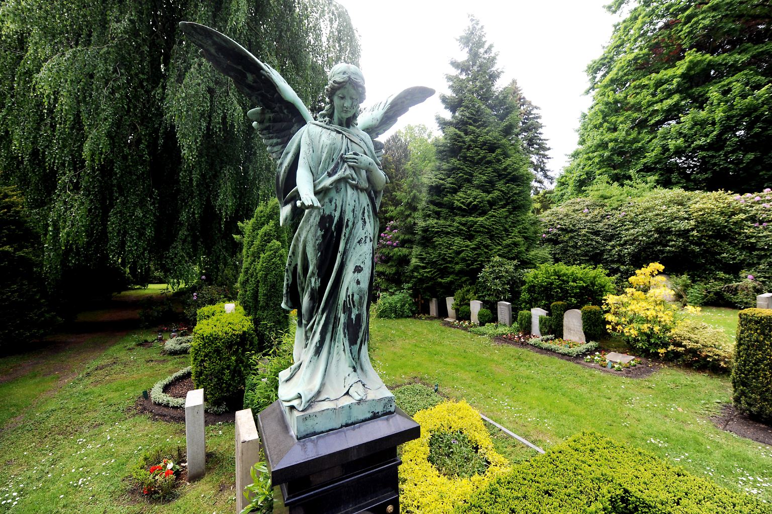 Im November ist es dort, wo die Toten liegen, am lebendigsten. Auf dem Friedhof herrscht Hochbetrieb. 